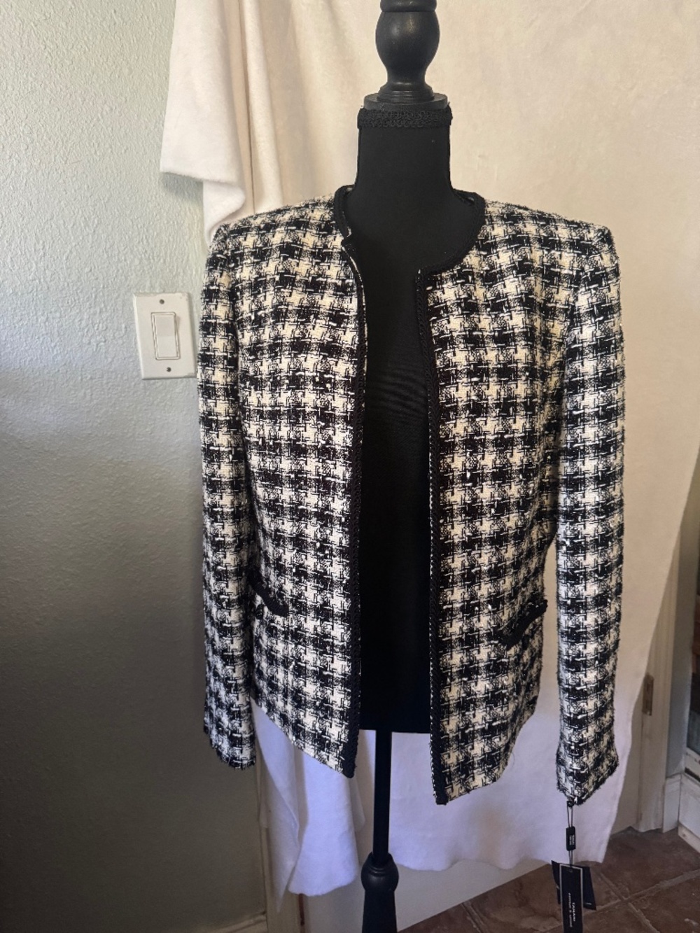 New w Tags Tahari Arthur S. Levine Blazer Houndstooth Black and White, Size 10